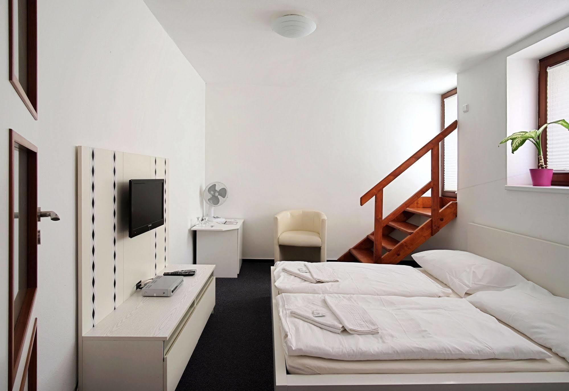 Pension Pod věží Kolín Exterior foto